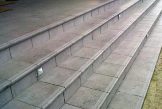 Широкоформатные ступени с насечкой